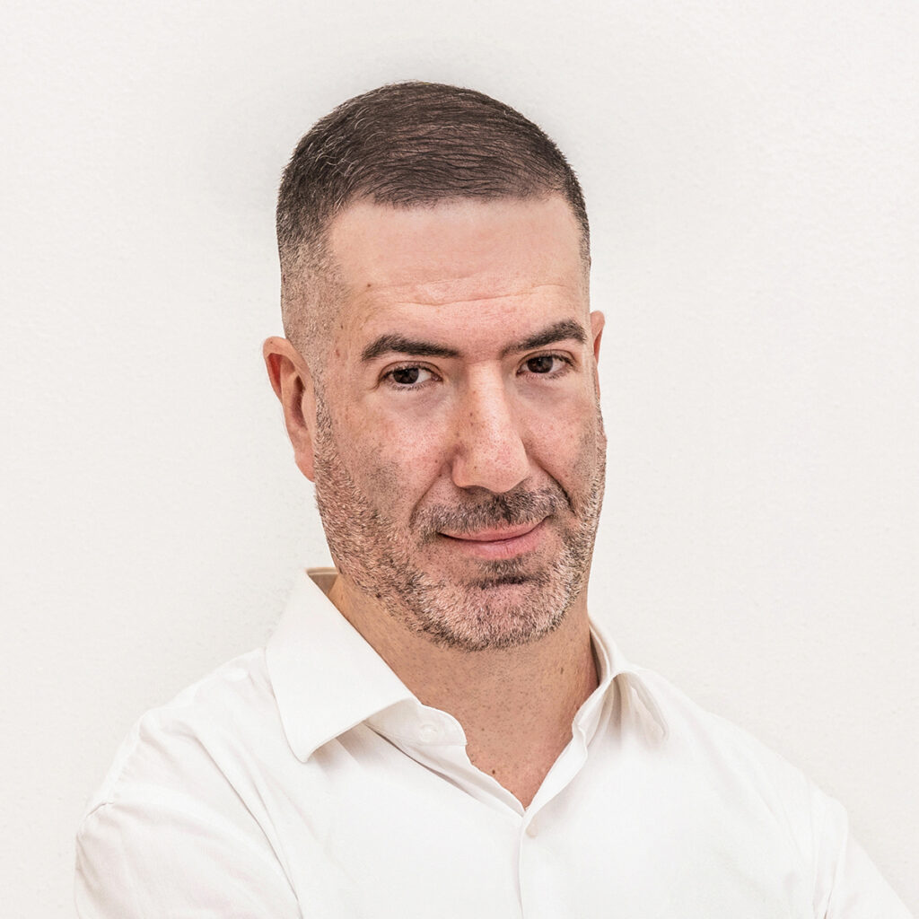Ritratto di Carlo Serra in primo piano
